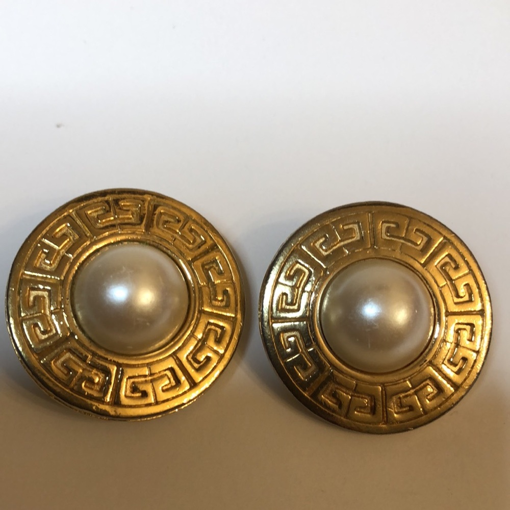 VINTAGE GIVENCHY GOLD TONE AND PEARL ROUND CLIP-ON EARRINGS - Picture 13 of 15